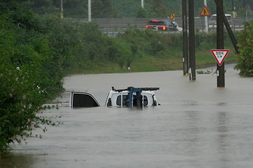 | Photo: AP/Lee Jin-man : South Korea weather